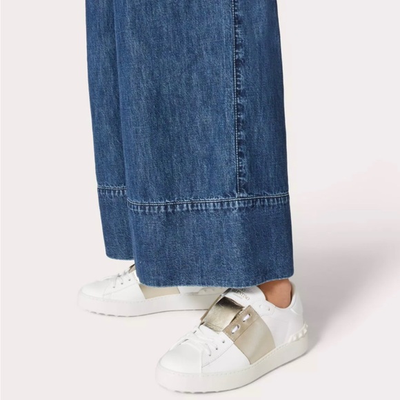 OPEN SNEAKER WITH METALLIC STRIPE